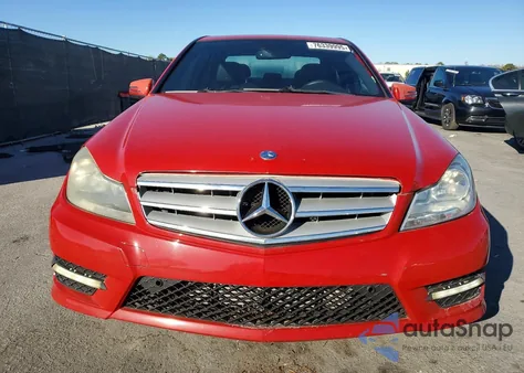 2013 Mercedes-Benz C 250 z USA, uszkodzony, nr VIN WDDGF4HB6DR260369